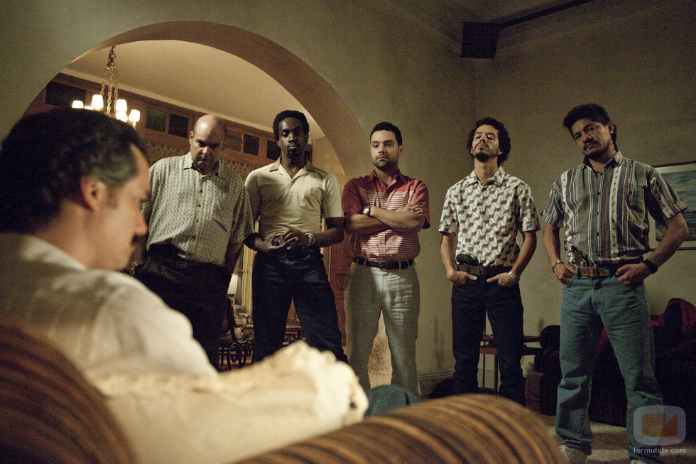 Los matones de Escobar contemplan a su patrón en 'Narcos'
