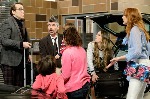 Bruno y otros vecinos terminan de sacar sus maletas del edificio en 'La que se avecina'