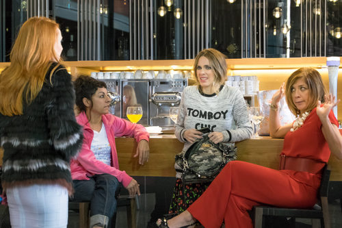 Maite, Raquel, Nines y Judith tomando algo en 'La que se avecina'