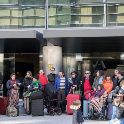 Los vecinos de Montepinar esperando un medio de transporte en 'La que se avecina'