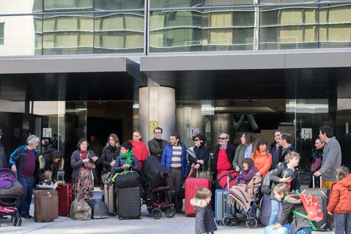 Los vecinos de Montepinar esperando un medio de transporte en 'La que se avecina'