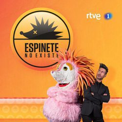 Eduardo Aldán junto con el erizo rosa en 'Espinete no existe' de TVE