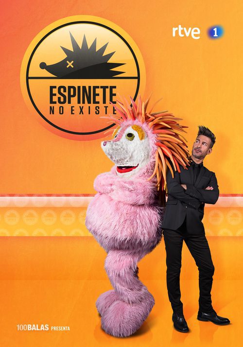 Eduardo Aldán junto con el erizo rosa en 'Espinete no existe' de TVE