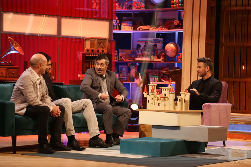 Eduardo Aldán con los primeros invitados de 'Espinete no existe' de TVE