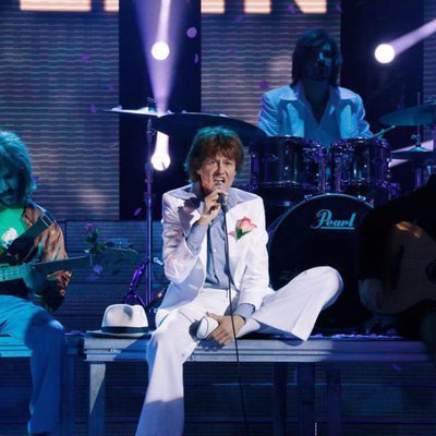 Esther Arroyo sentada en el escenario de 'Tu cara me suena' intepretando a los Rolling Stones