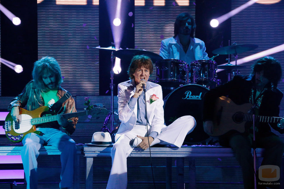 Esther Arroyo sentada en el escenario de 'Tu cara me suena' intepretando a los Rolling Stones