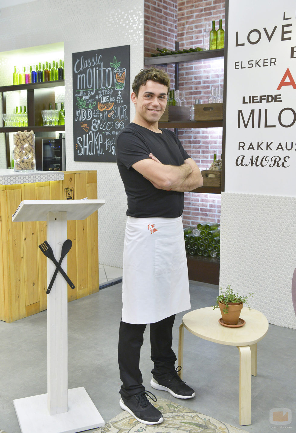 'First Dates' presenta a Juanjo, su nuevo camarero