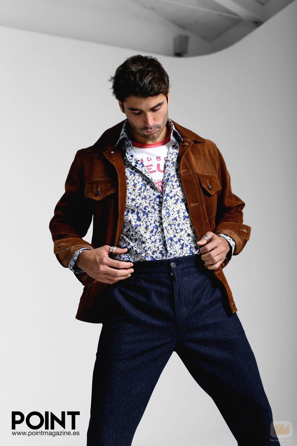 Alex García posando para la revista Point Magazine