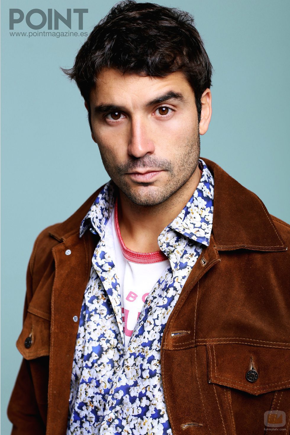 Alex García posa con una camiseta de palomitas