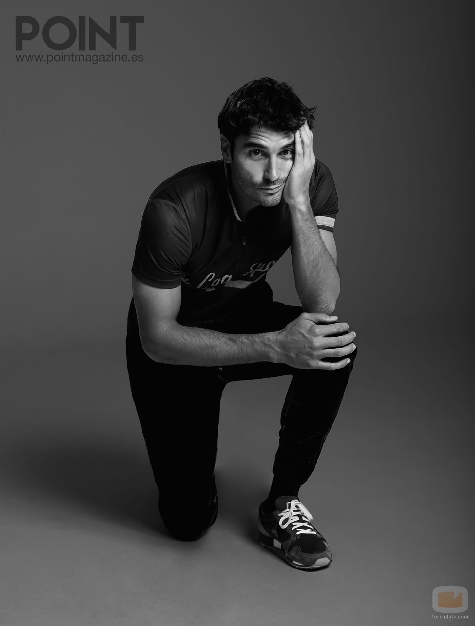 Álex García posa de rodillas