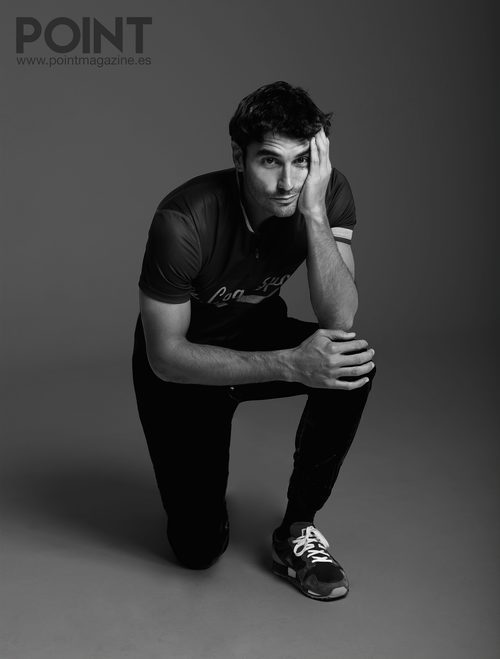 Álex García posa de rodillas