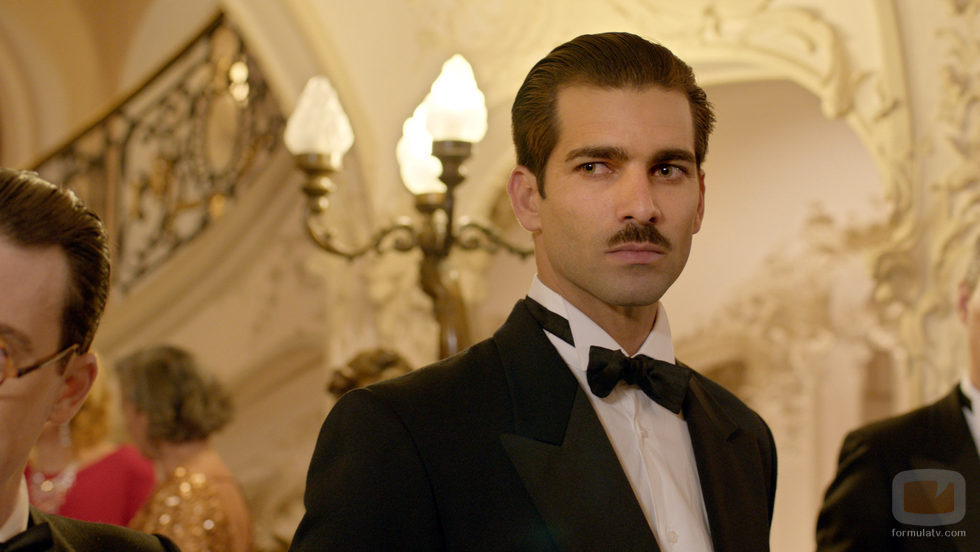 Rubén Cortada mira fijamente a Blanca Suárez en 'Lo que escondían sus ojos'