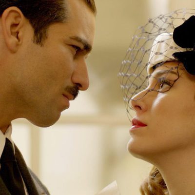 Rubén Cortada y Blanca Suárez se miran fijamente en 'Lo que escondían sus ojos'
