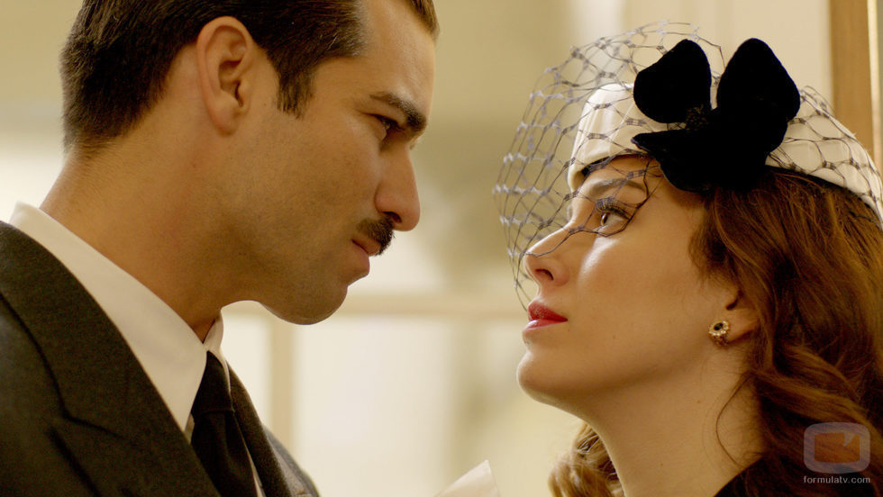 Rubén Cortada y Blanca Suárez se miran fijamente en 'Lo que escondían sus ojos'