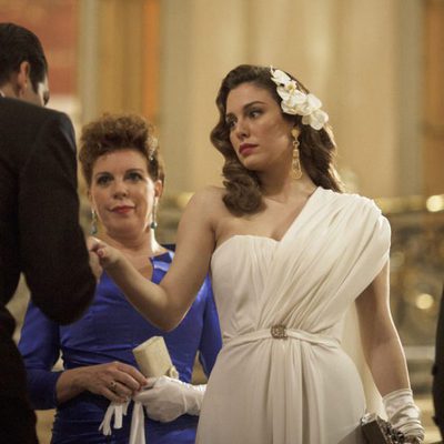Rubén Cortada besando la mano a Blanca Suárez en 'Lo que escondían sus ojos'