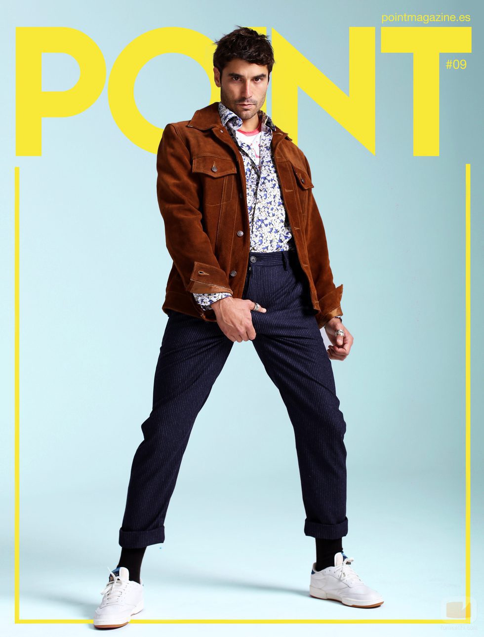 Álex García se agarra el paquete en la portada de la revista