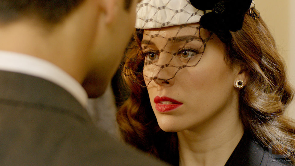 Blanca Suárez mira fijamente a Rubén Cortada en 'Lo que escondían sus ojos'