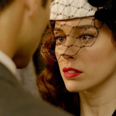 Blanca Suárez mira fijamente a Rubén Cortada en 'Lo que escondían sus ojos'