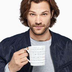 Jared Padalecki posando para promoción de 'Las chicas Gilmore'