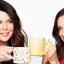 Lauren Graham y Alexis Bledel brindan en la promoción del regreso de 'Las chicas Gilmore'