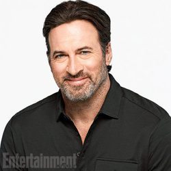 Scott Patterson posa para la promoción del regreso de 'Las chicas Gilmore'