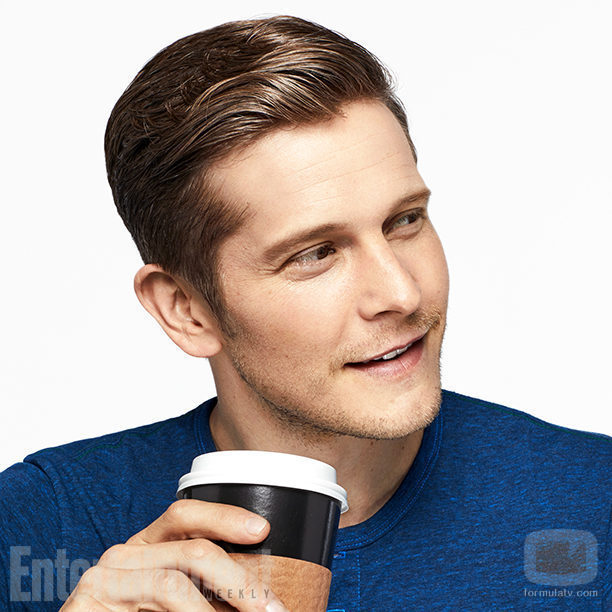 Matt Czuchry tomando café mientras posa para la promoción de 'Las chicas Gilmore'