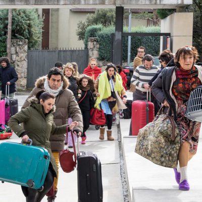 Los vecinos de la calle ave del paraíso corren con las maletas en 'La que se avecina'