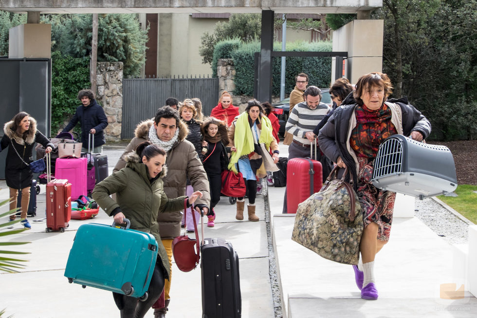 Los vecinos de la calle ave del paraíso corren con las maletas en 'La que se avecina'