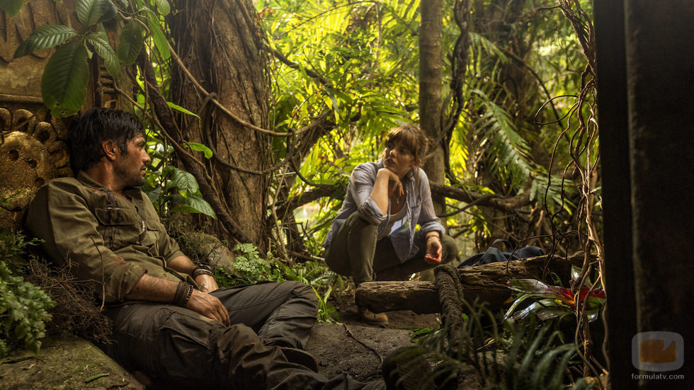 Alex y Hooten hablan en "Amazonas", el primer episodio de 'Cazadores de leyendas'