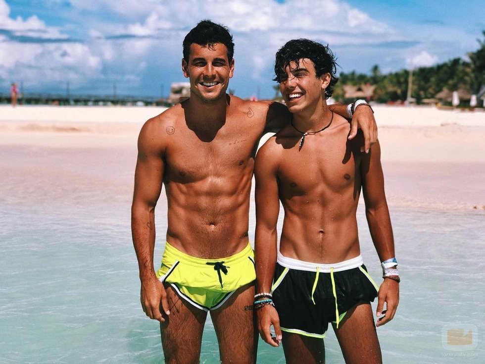 Mario Casas y Óscar Casas lucen cuerpo en bañador