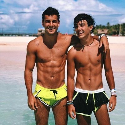 Mario Casas y Óscar Casas lucen cuerpo en bañador