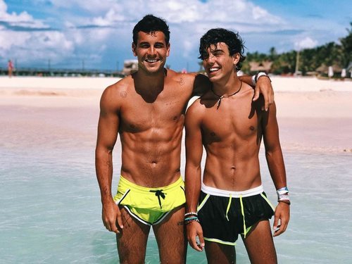 Mario Casas y Óscar Casas lucen cuerpo en bañador