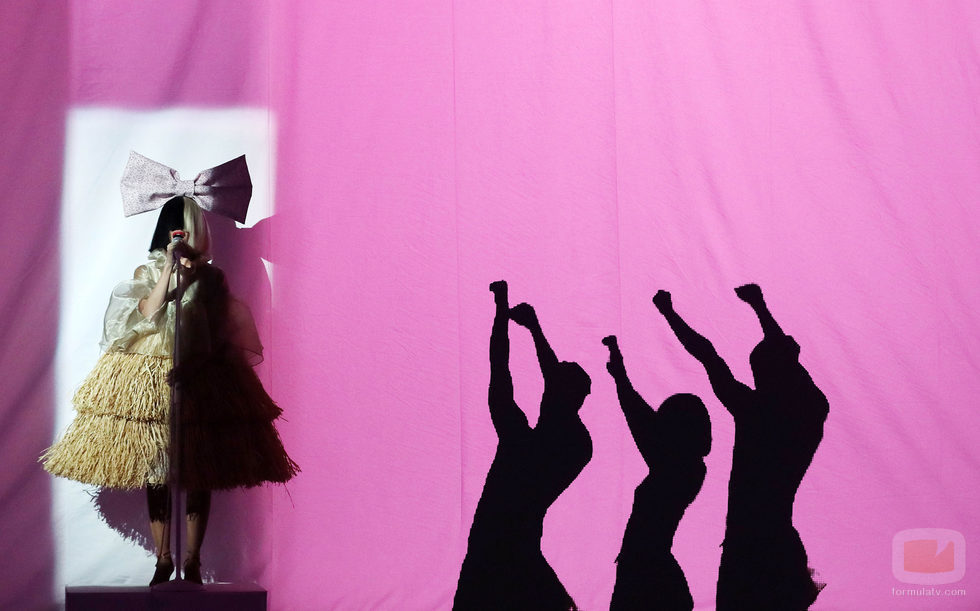 Beatriz Luengo se transforma en Sia en la séptima gala de 'Tu cara me suena'