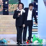 Juan Muñoz junto a Manel Fuentes en su imitación de Roberto Carlos en la séptima gala de 'Tu cara me suena'