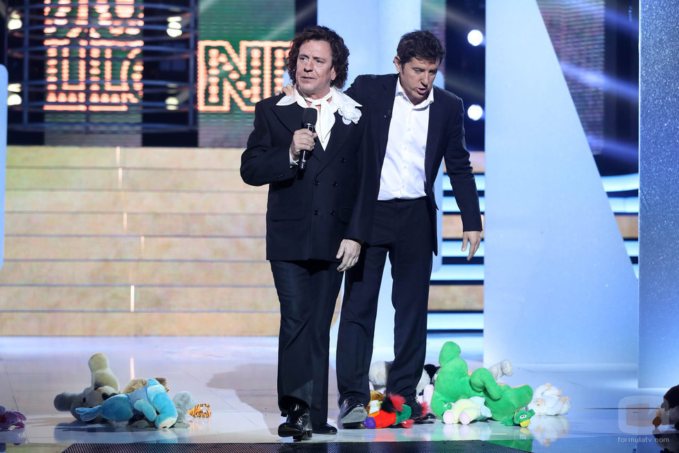 Juan Muñoz junto a Manel Fuentes en su imitación de Roberto Carlos en la séptima gala de 'Tu cara me suena'