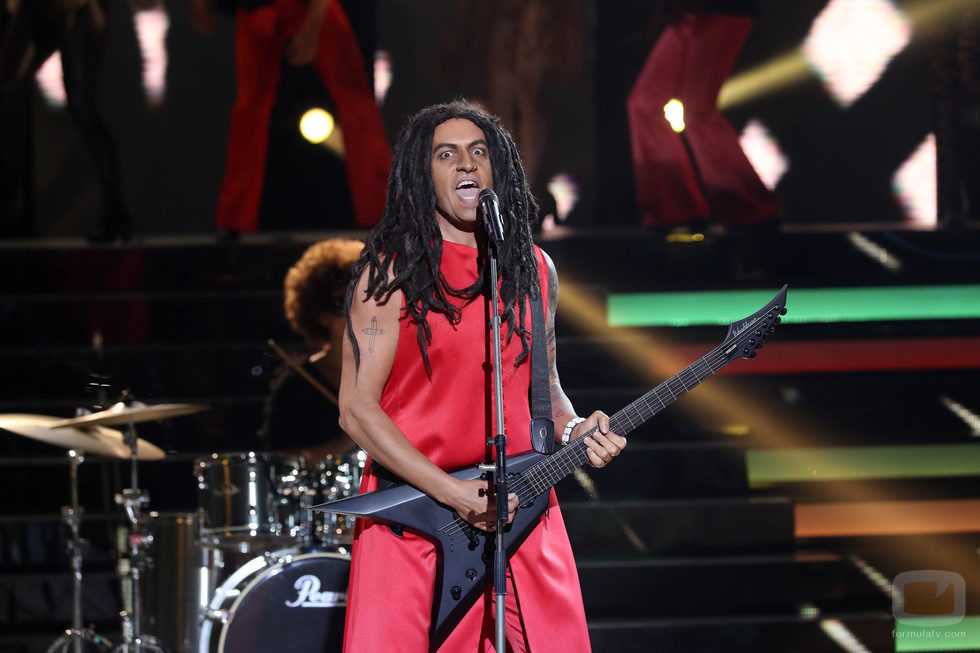 Alex O'Dogherty toca el bajo como Lenny Kravitz en la séptima gala de 'Tu cara me suena'