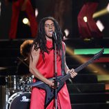 Alex O'Dogherty toca el bajo como Lenny Kravitz en la séptima gala de 'Tu cara me suena'
