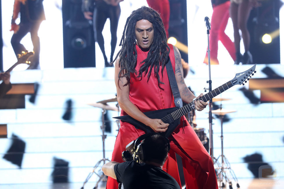 Alex O'Dogherty metiéndose en el papel de Lenny Kravitz en la séptima gala de 'Tu cara me suena'