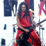 Alex O'Dogherty metiéndose en el papel de Lenny Kravitz en la séptima gala de 'Tu cara me suena'