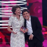 Esther Arroyo posa junto a Manel Fuentes como la ganadora de la séptima gala de 'Tu cara me suena'