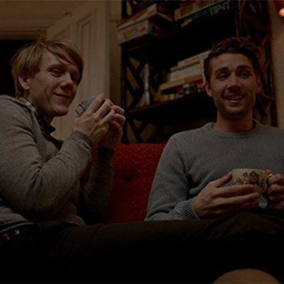 Keegan Joyce y Josh Thomas bebiendo café en 'Please Like Me'