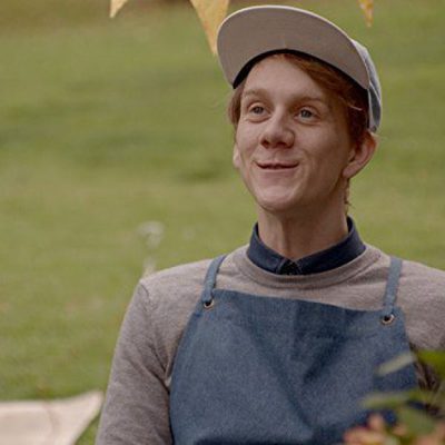 Josh Thomas sonriente en 'Please Like Me'
