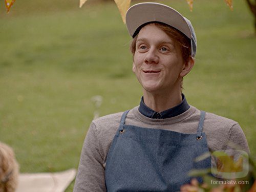 Josh Thomas sonriente en 'Please Like Me'