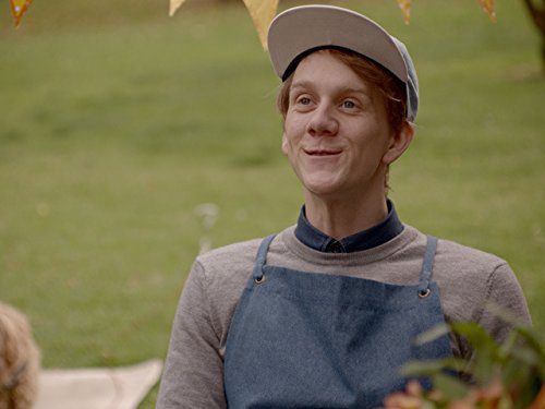 Josh Thomas sonriente en 'Please Like Me'