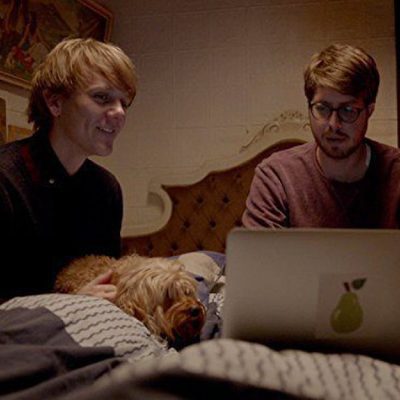 Josh Thomas y Thomas Ward en 'Please Like Me'