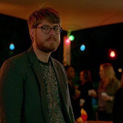 Thomas Ward con gafas en 'Please Like Me'