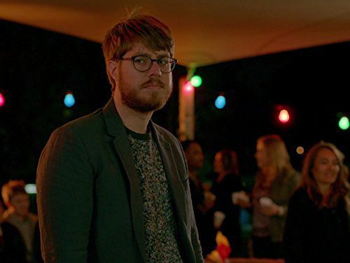 Thomas Ward con gafas en 'Please Like Me'