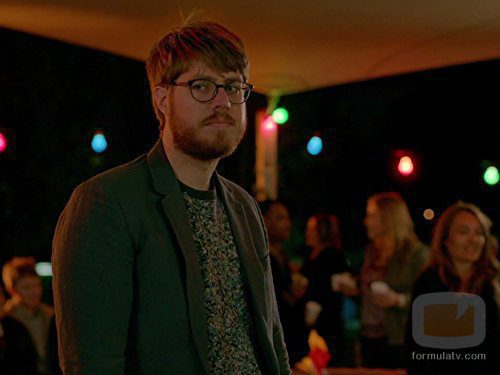 Thomas Ward con gafas en 'Please Like Me'