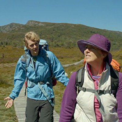 Debra Lawrence y Josh Thomas de excursión en 'Please Like Me'