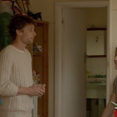 Keegan Joyce charla con Josh Thomas en 'Please Like Me'